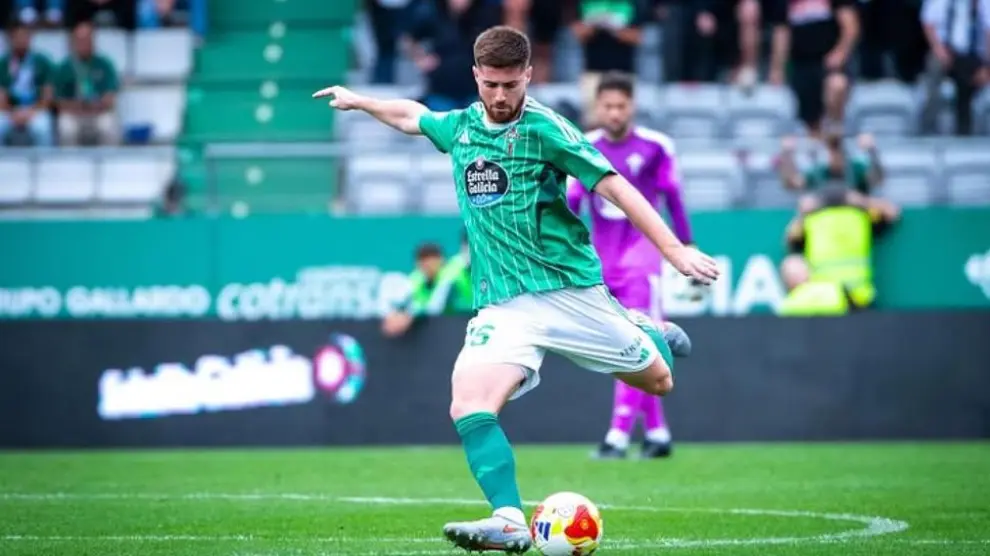 Álex Zalaya, durante un partido con el Racing de Ferrol esta temporada.@alexzalaya7