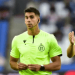 Árbitro durante un partido de fútbol de competición nacional