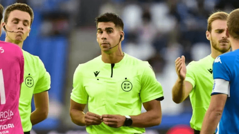 Árbitro durante un partido de fútbol de competición nacional