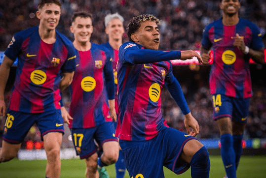 “Lamine Yamal celebrando gol con el FC Barcelona en LaLiga mientras se acerca al récord de Raúl”