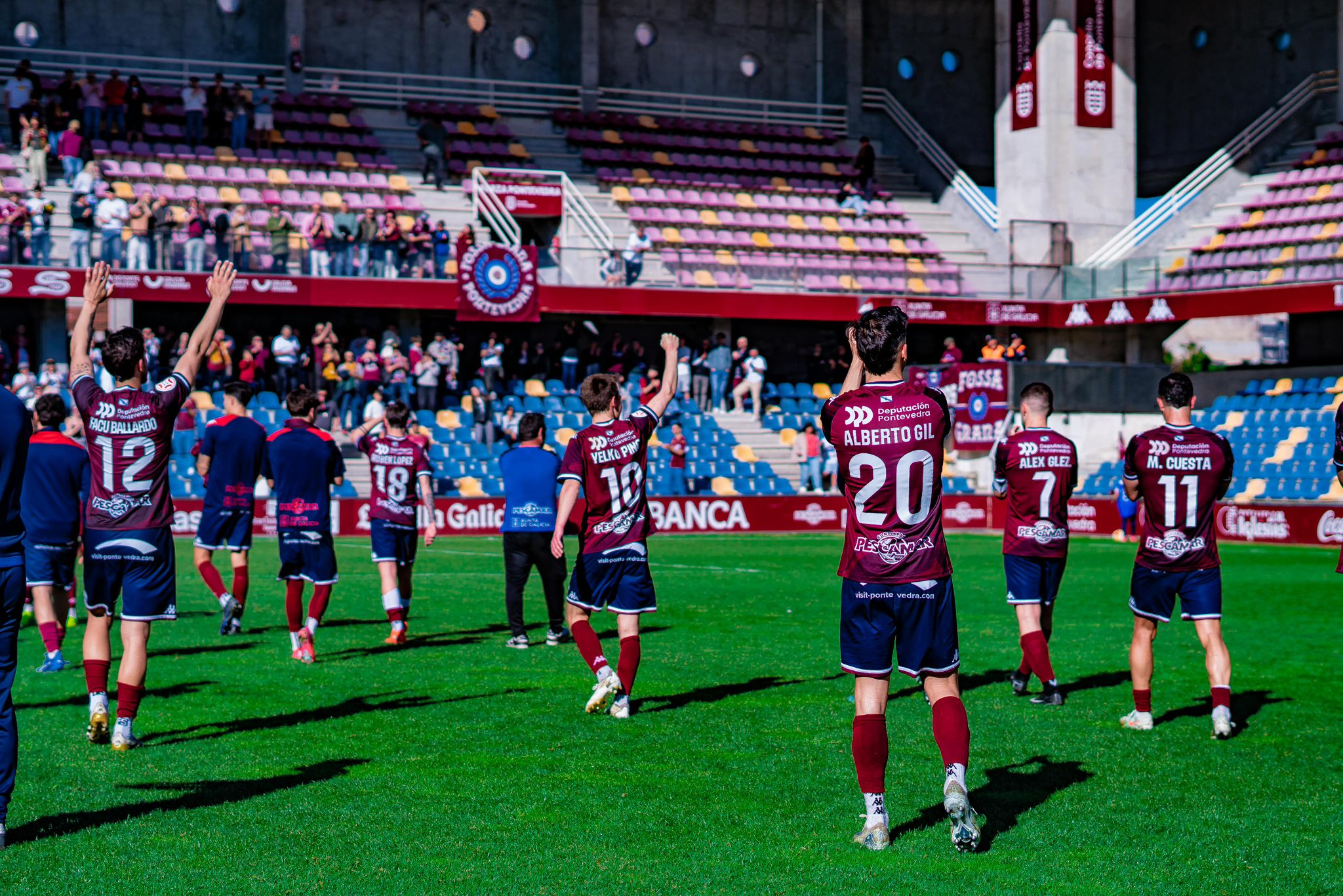 Jugadores del Pontevedra celebrando