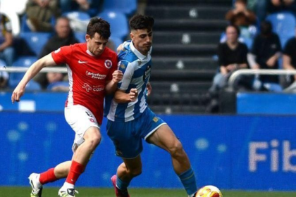 Manu Núñez ante un rival