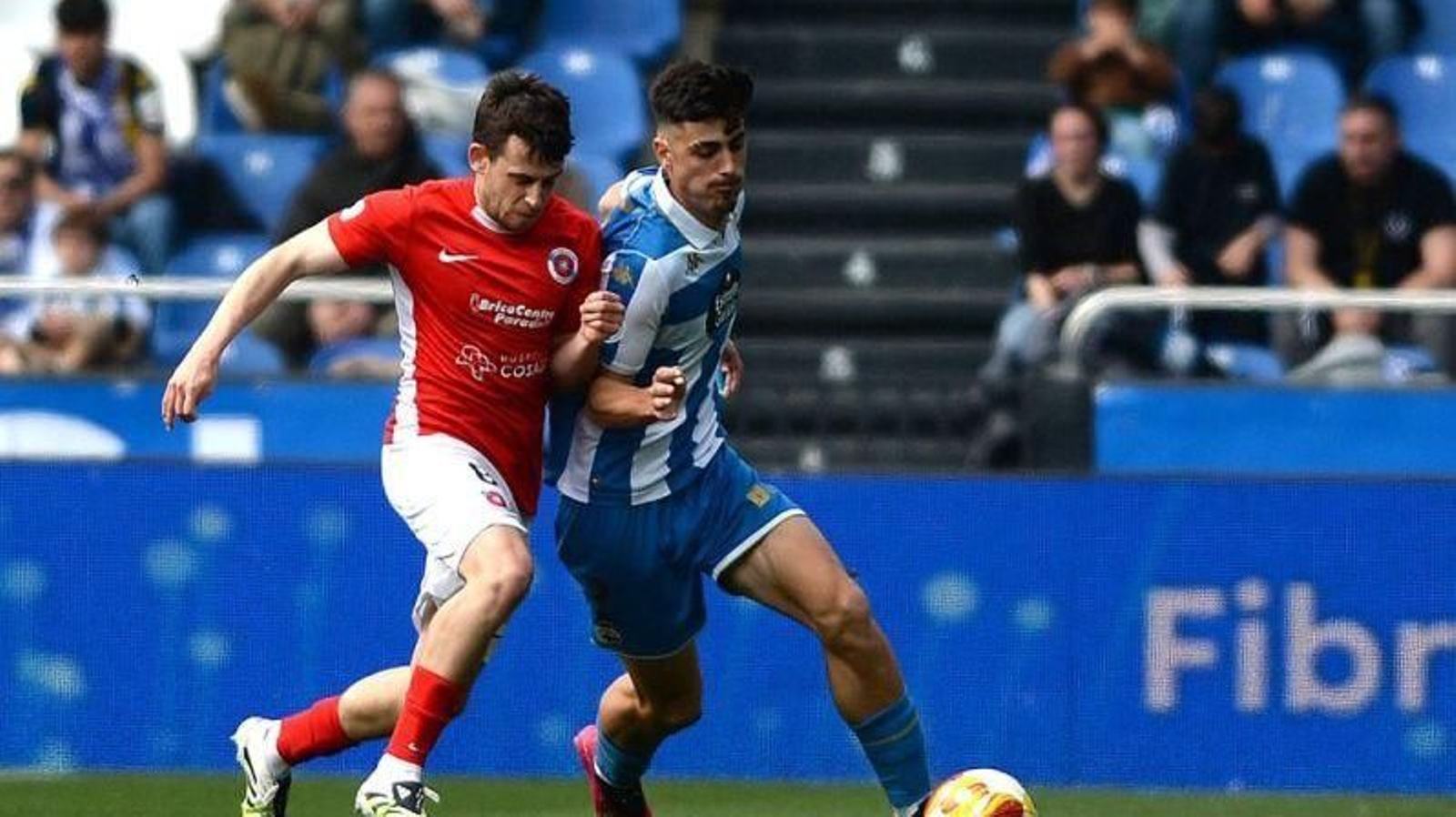 Manu Núñez ante un rival