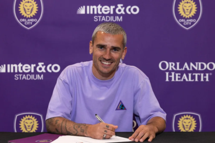Griezmann firmando con el Orlando City. (Fuente: @OrlandoCitySC)