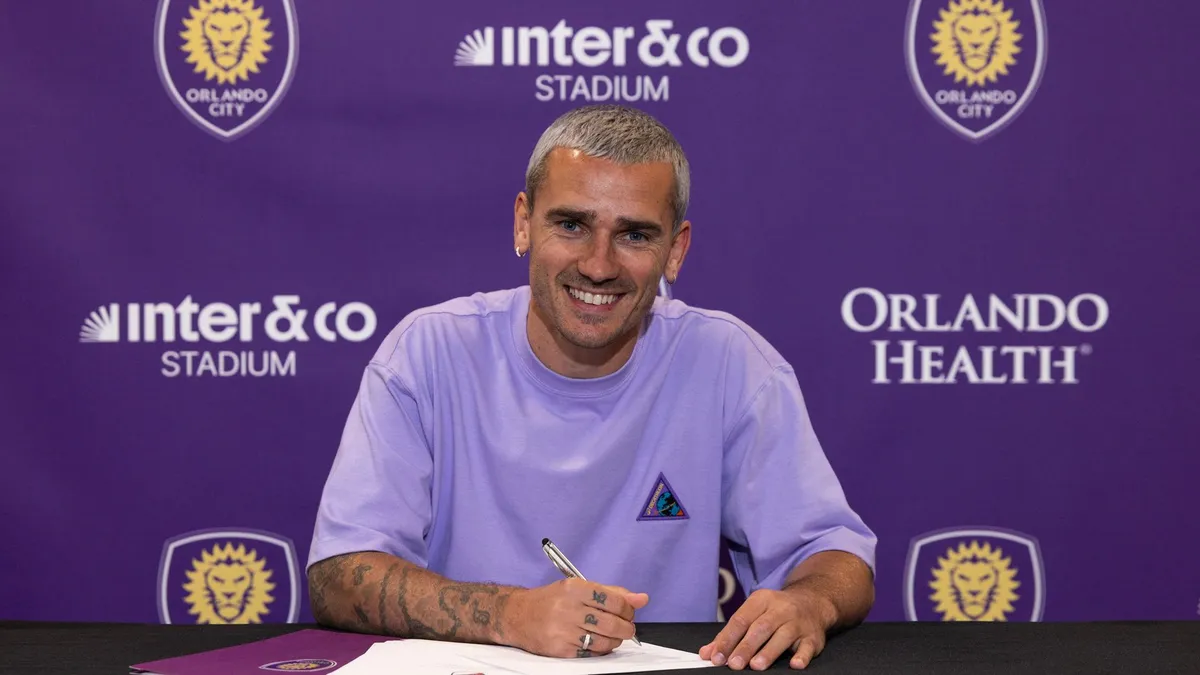 Griezmann firmando con el Orlando City. (Fuente: @OrlandoCitySC)
