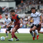 El futbolista del Deportivo Altimira ante un rival