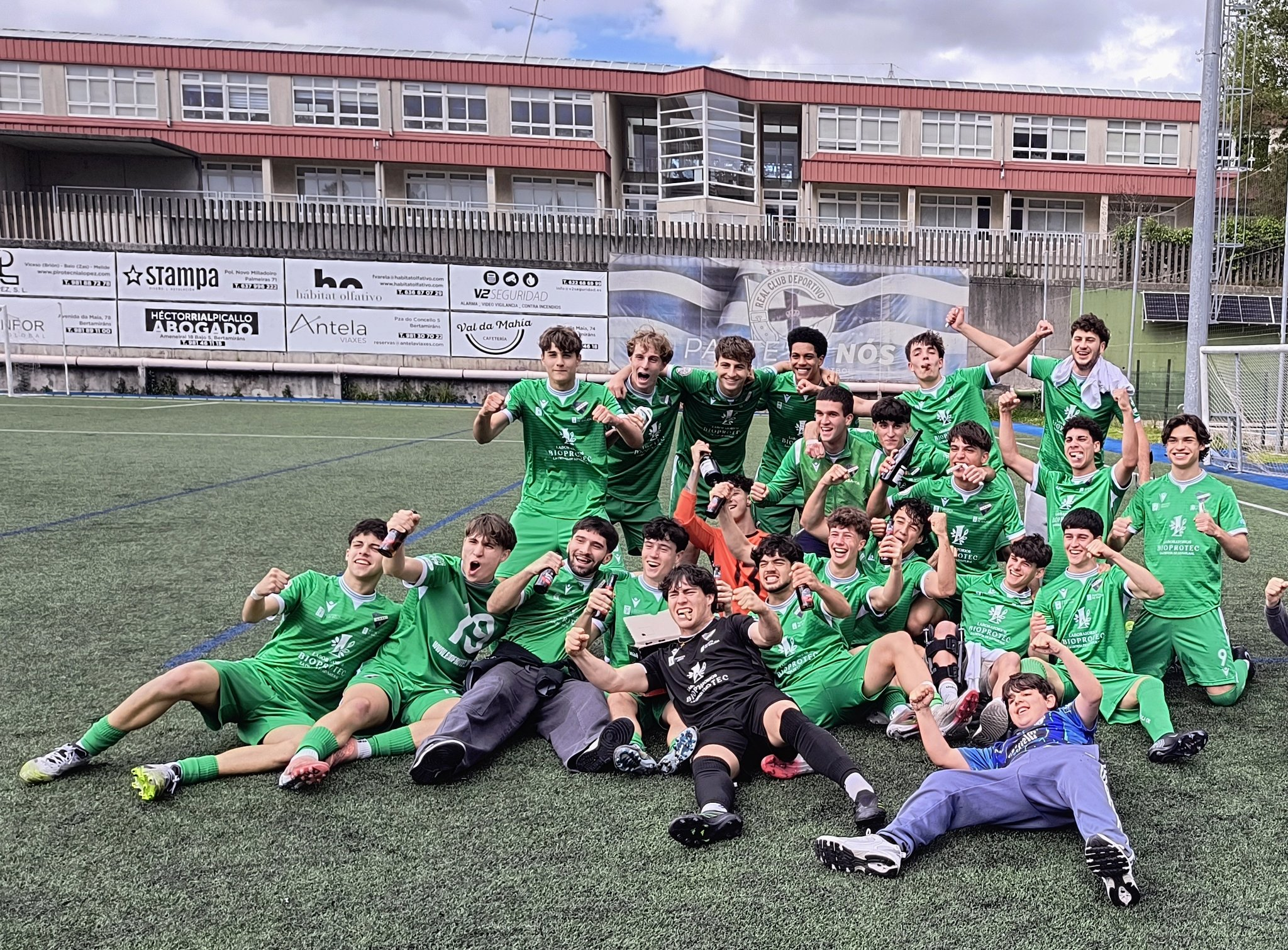 Jugadores del Ural Español CF, campeón infantil de la Sanxenxo Cup