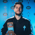 Sergio Carreira con el Premio Estrella Galicia