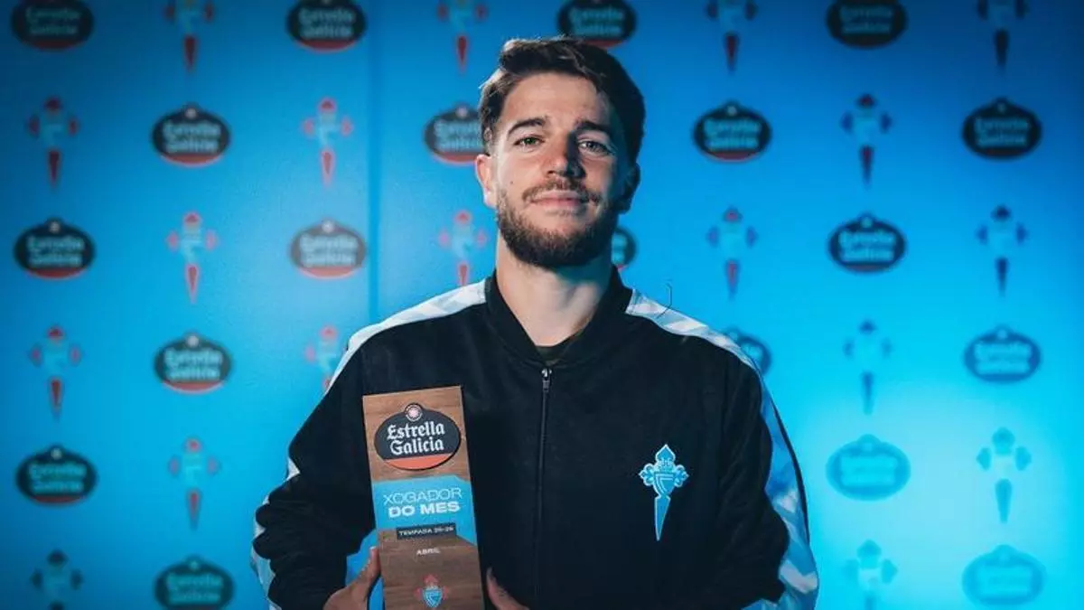 Sergio Carreira con el Premio Estrella Galicia