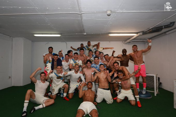 Jugadores del Deportivo celebrando en el vestuario
