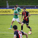 Mattheus conduce la pelota en Fadura.