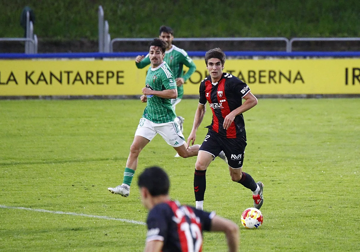 Mattheus conduce la pelota en Fadura.