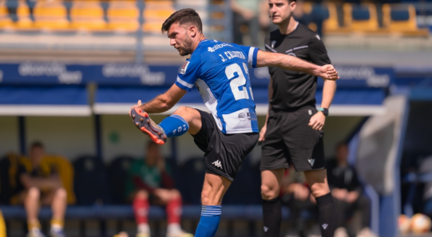 Josep Calavera con la elástica del Hércules CF Foto: LOF