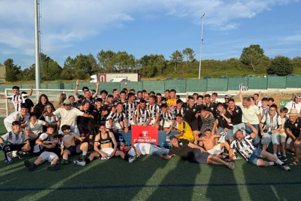 Jugadores del Antela FC, debutante en Tercera Federación