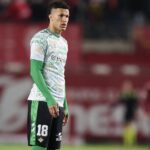 El futbolista DEOSSA con la camiseta del Real Betis