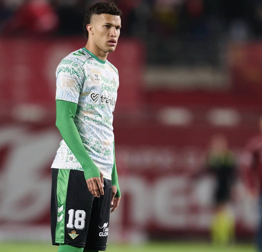 El futbolista DEOSSA con la camiseta del Real Betis