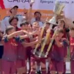 Los alevines del Deportivo alzando la copa de campeones