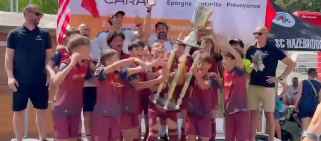 Los alevines del Deportivo alzando la copa de campeones