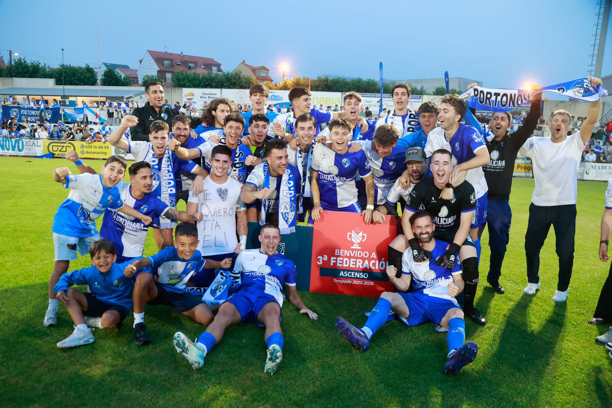 La plantilla del Portonovo celebrando