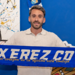 Iago Díaz posa con una bufanda del Xerez CD tras ser anunciado como nuevo secretario técnico.