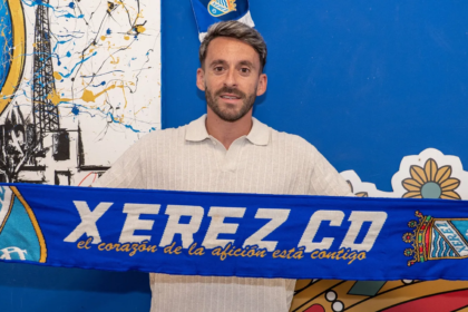 Iago Díaz posa con una bufanda del Xerez CD tras ser anunciado como nuevo secretario técnico.