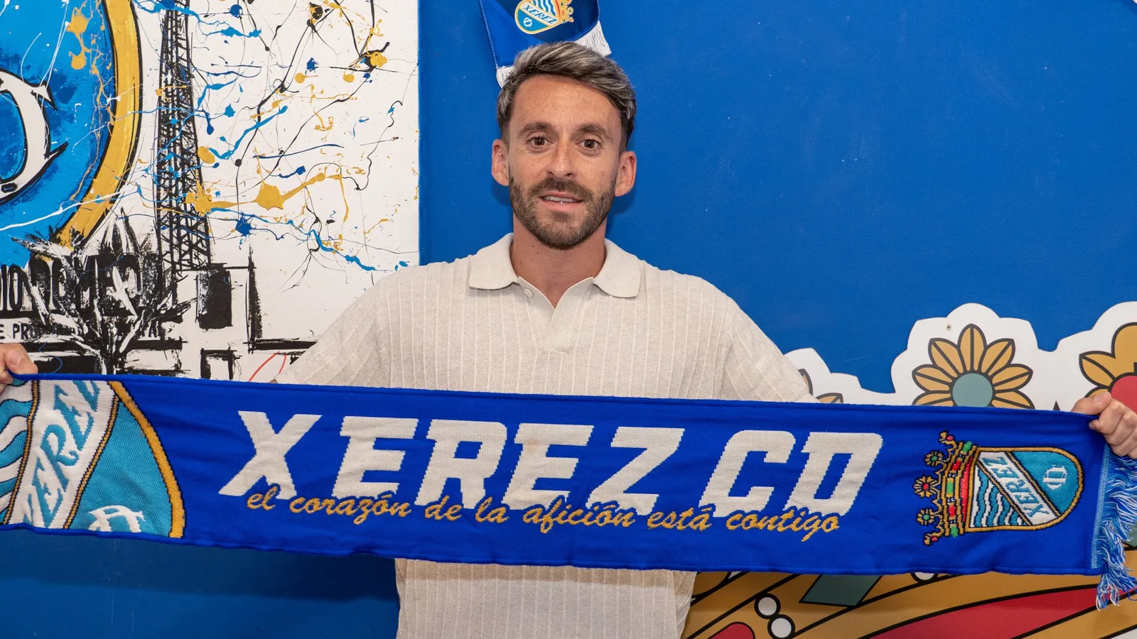 Iago Díaz posa con una bufanda del Xerez CD tras ser anunciado como nuevo secretario técnico.