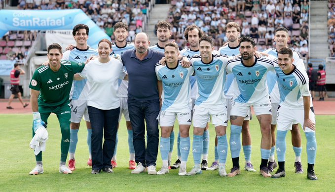 El Compostela goleó al Badalona |
