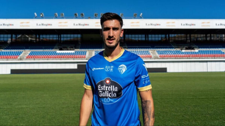 Facu Ballardo, centrocampista argentino, nuevo jugador del Ourense CF, en el estadio de O Couto