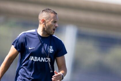 Alberto Rodríguez, entrenador del Dépor ABANCA, durante un entrenamiento en Abegondo