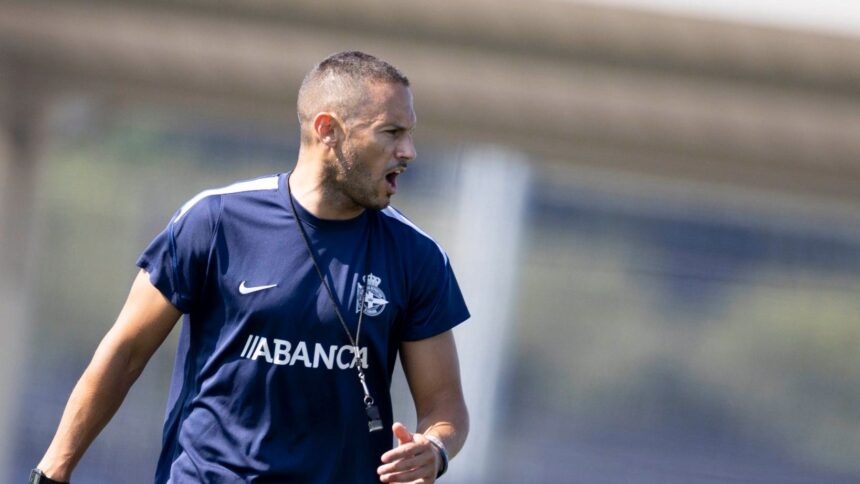 Alberto Rodríguez, entrenador del Dépor ABANCA, durante un entrenamiento en Abegondo