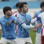 Un jugador del Viveiro CF disputa el balón en Cantarrana
