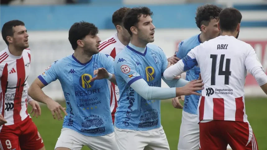 Un jugador del Viveiro CF disputa el balón en Cantarrana