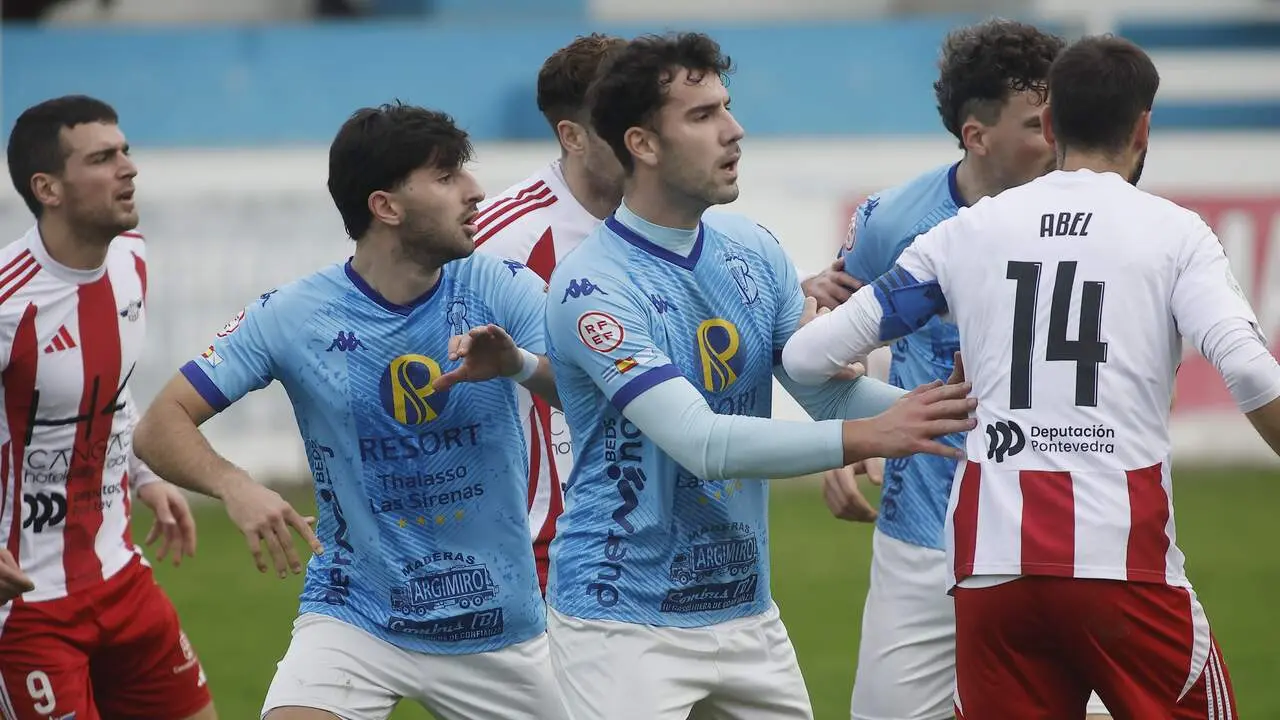 Un jugador del Viveiro CF disputa el balón en Cantarrana