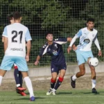 Alberto Ulloa conduce el balón ante un jugador del Celta B en el primer amistoso de pretemporada del Lugo
