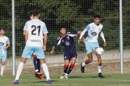 Alberto Ulloa conduce el balón ante un jugador del Celta B en el primer amistoso de pretemporada del Lugo