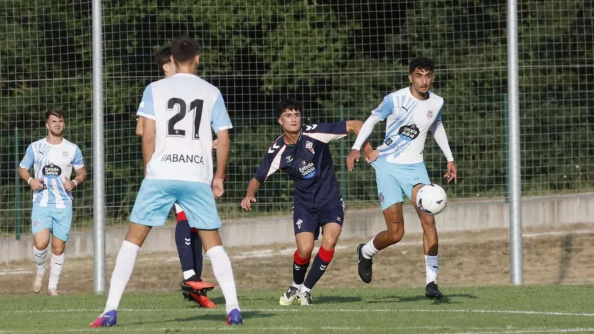 Alberto Ulloa conduce el balón ante un jugador del Celta B en el primer amistoso de pretemporada del Lugo