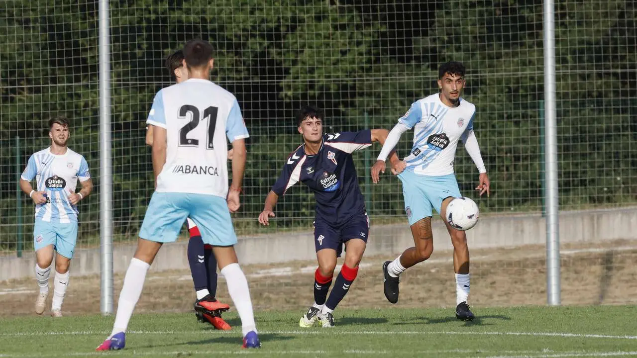 Alberto Ulloa conduce el balón ante un jugador del Celta B en el primer amistoso de pretemporada del Lugo