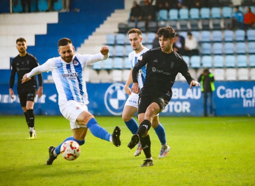 Manu Rivas, durante un partido con la SD Compostela en la temporada 2024/25