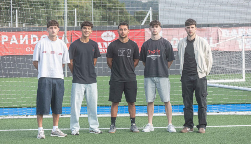 Jairo Riveiro, junto a otros compañeros del Atlético Arteixo, en Ponte dos Brozos