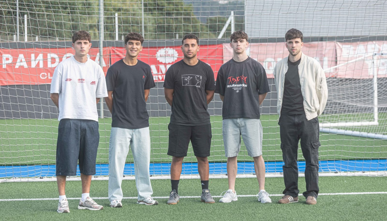 Jairo Riveiro, junto a otros compañeros del Atlético Arteixo, en Ponte dos Brozos