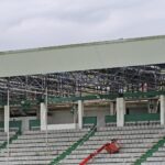 Una de las grúas de las obras de la cubierta cae sobre las gradas de A Malata