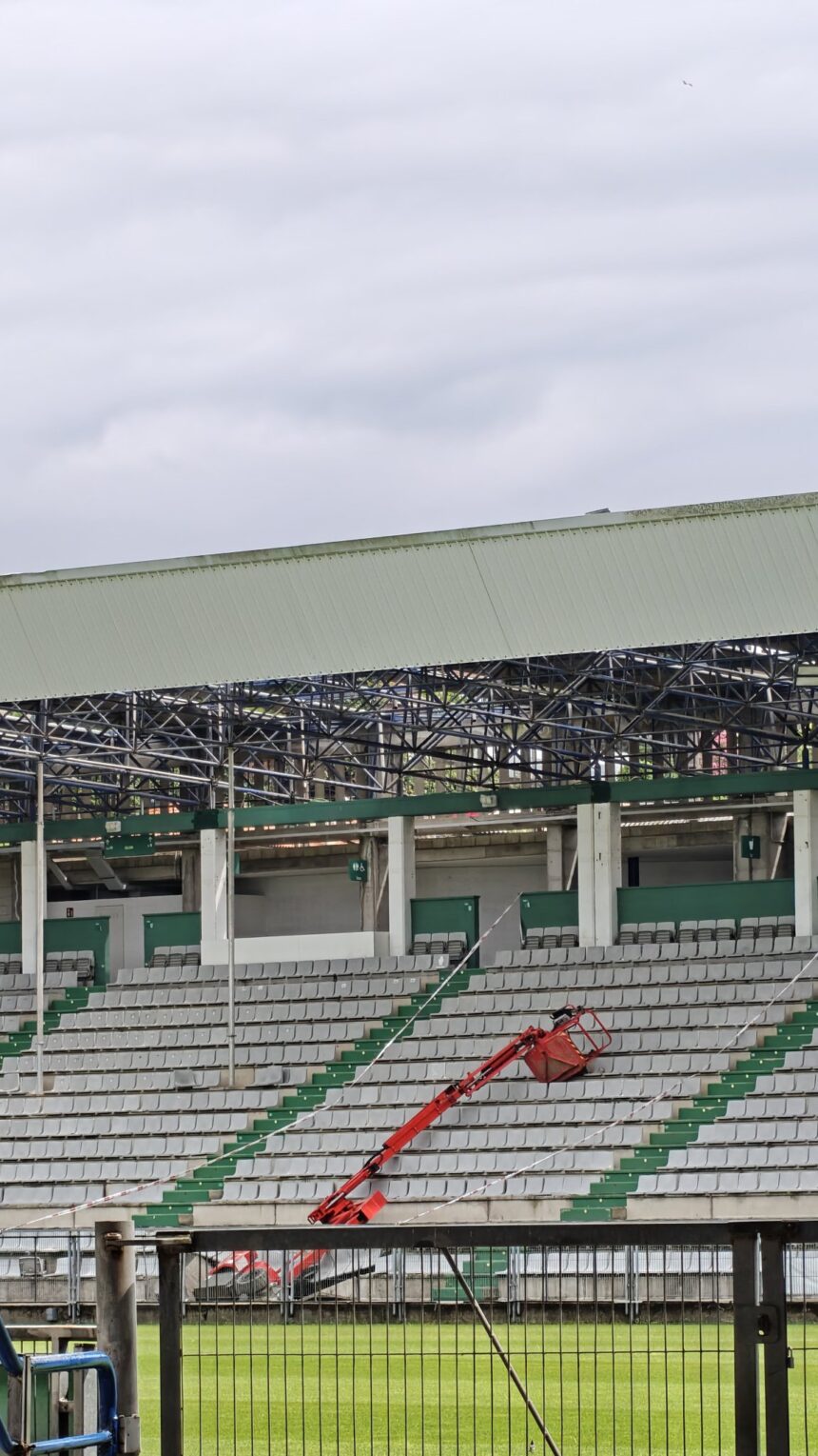 Una de las grúas de las obras de la cubierta cae sobre las gradas de A Malata