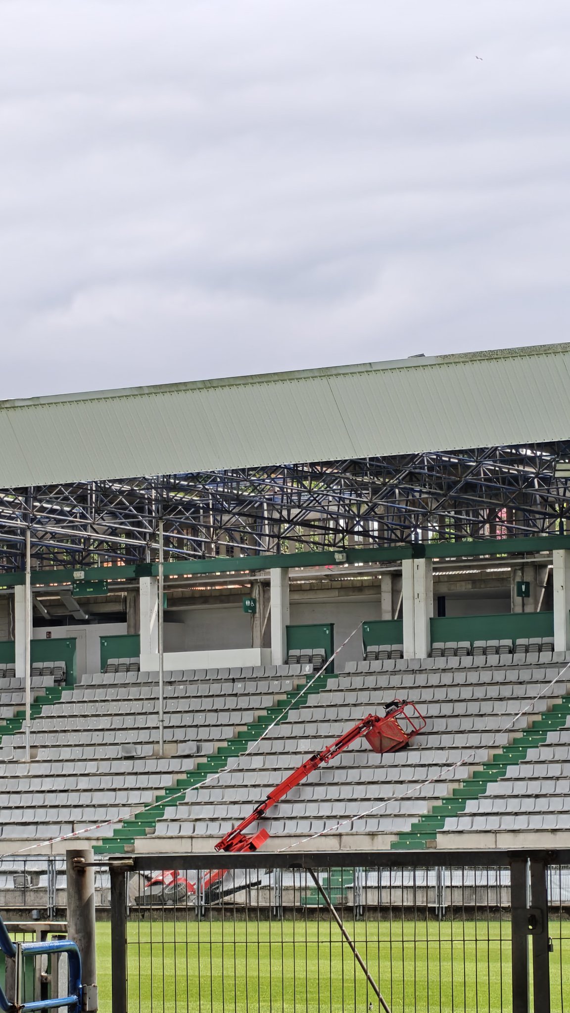 Una de las grúas de las obras de la cubierta cae sobre las gradas de A Malata