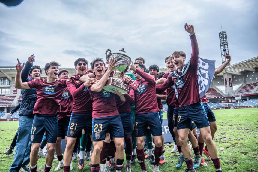 Jugadores del Pontevedra CF B celebrando el ascenso a Tercera Federación