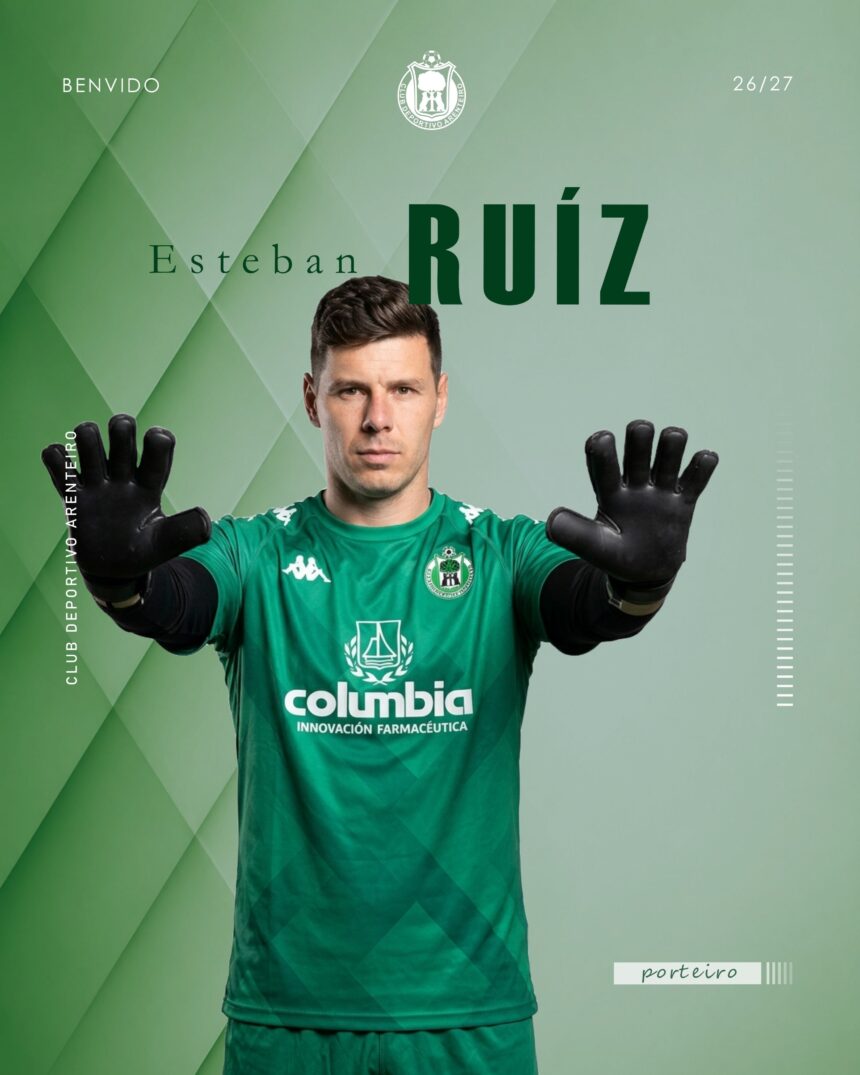 Esteban Ruíz, nuevo portero del CD Arenteiro, en la foto oficial de su fichaje