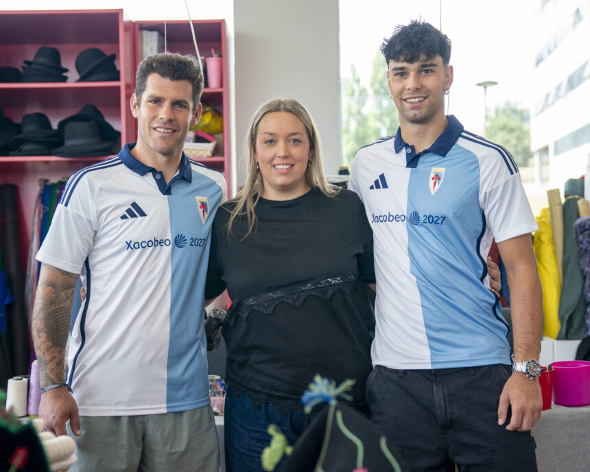 Presentación de la nueva camiseta de la SD Compostela para la temporada 2026/27 en la tienda Bulideira