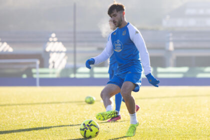 Adrià Altimira, lateral del Deportivo que se retiró lesionado ante el Oviedo