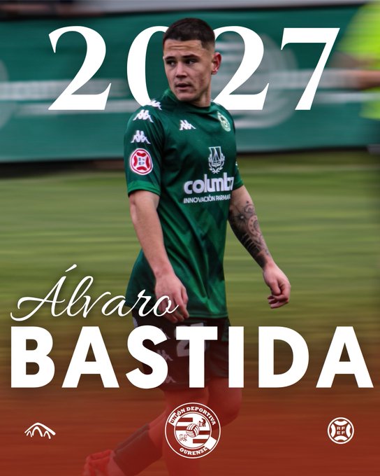 Álvaro Bastida posa como nuevo jugador de la UD Ourense