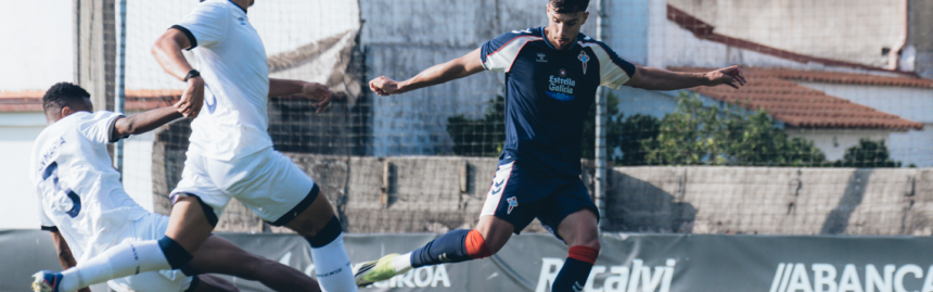 Álvaro Marín celebra uno de sus tres goles con el Celta Fortuna ante el Torreense