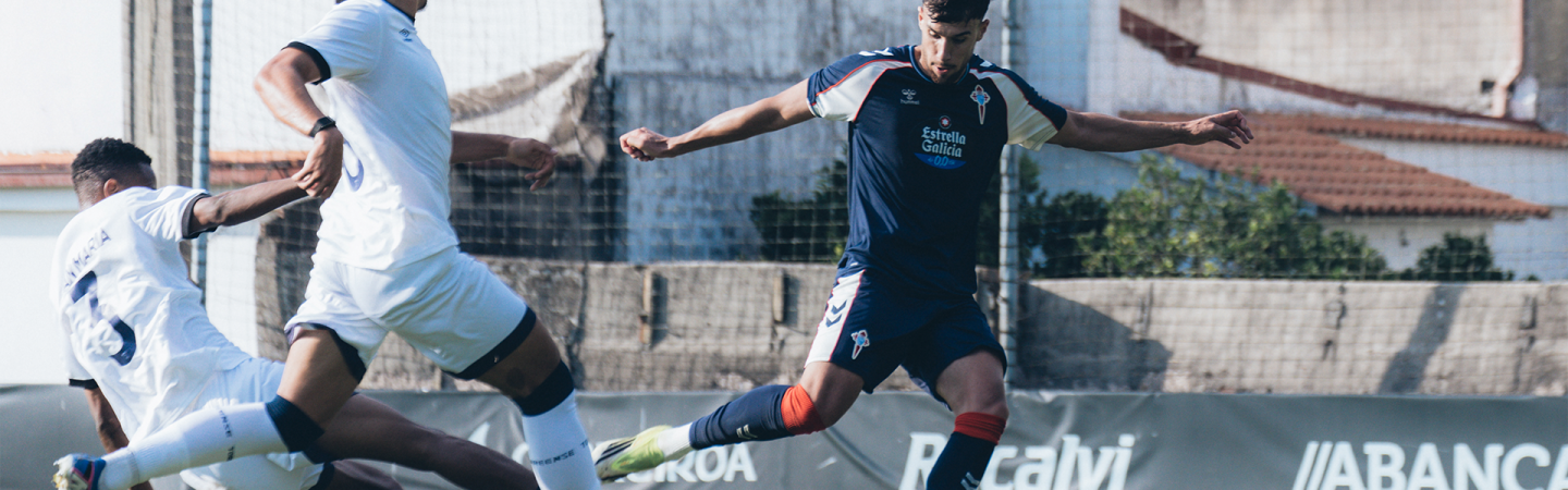 Álvaro Marín celebra uno de sus tres goles con el Celta Fortuna ante el Torreense